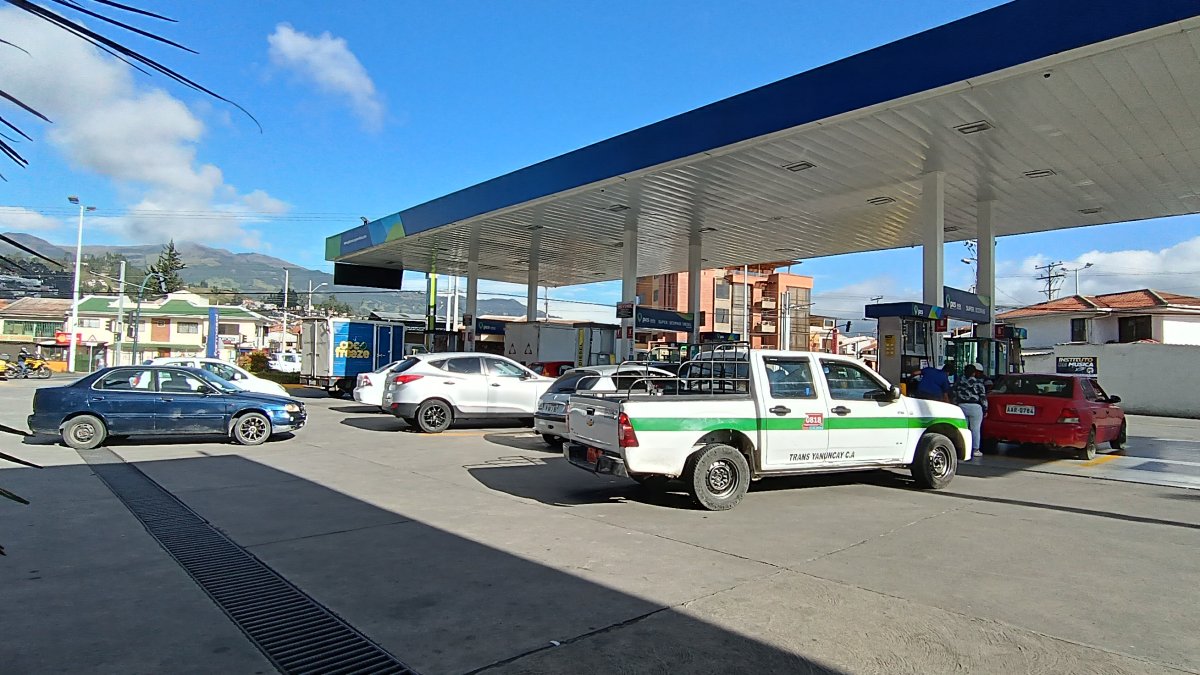Algunos ciudadanos compraron el combustible en garrafas para abastecerse del producto mientras se normaliza la situación.