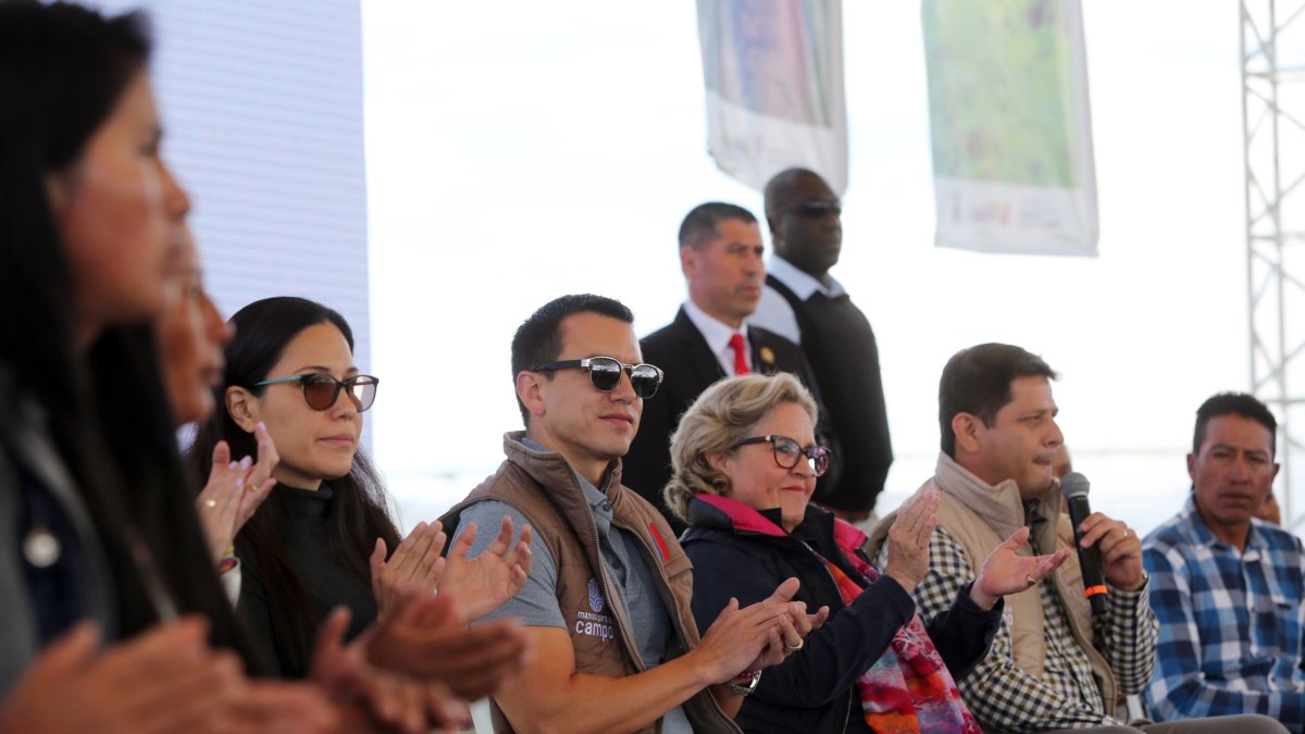 El presidente Daniel Noboa llegó hasta Cotopaxi para participar de la entrega de 400 títulos de propiedad.