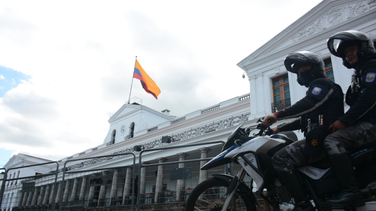 Las calles del Centro histórico lucen cerradas y con resguardo policial y militar.