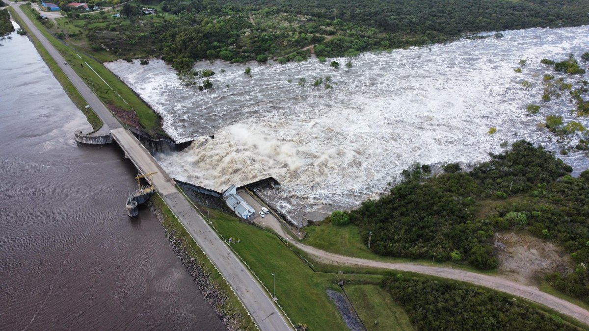 En la imagen se observa la inundación este jueves 21 de marzo de 2024, en el departamento de Florida (Uruguay).