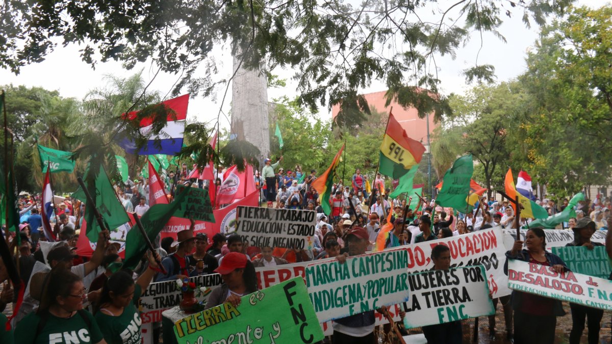 Campesinos marchan este jueves 21 de marzo de 2024 por el centro de Asunción (Paraguay).