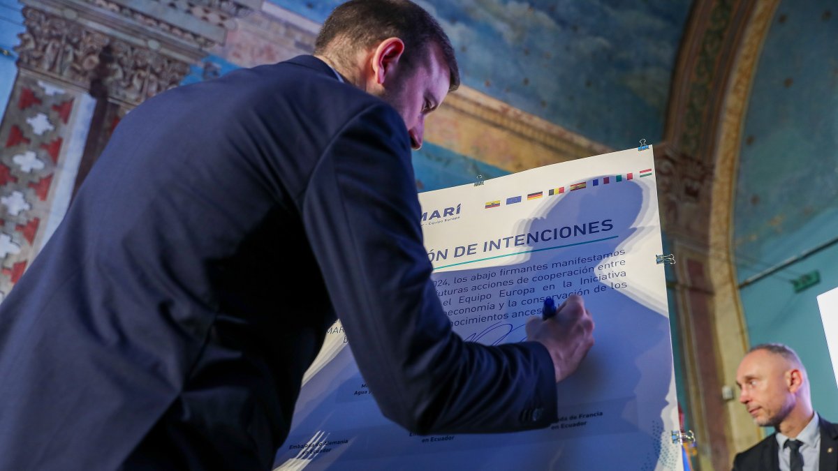 Firma. El comisario de Medio Ambiente de la Unión Europea participa en la iniciativa contra la deforestación.