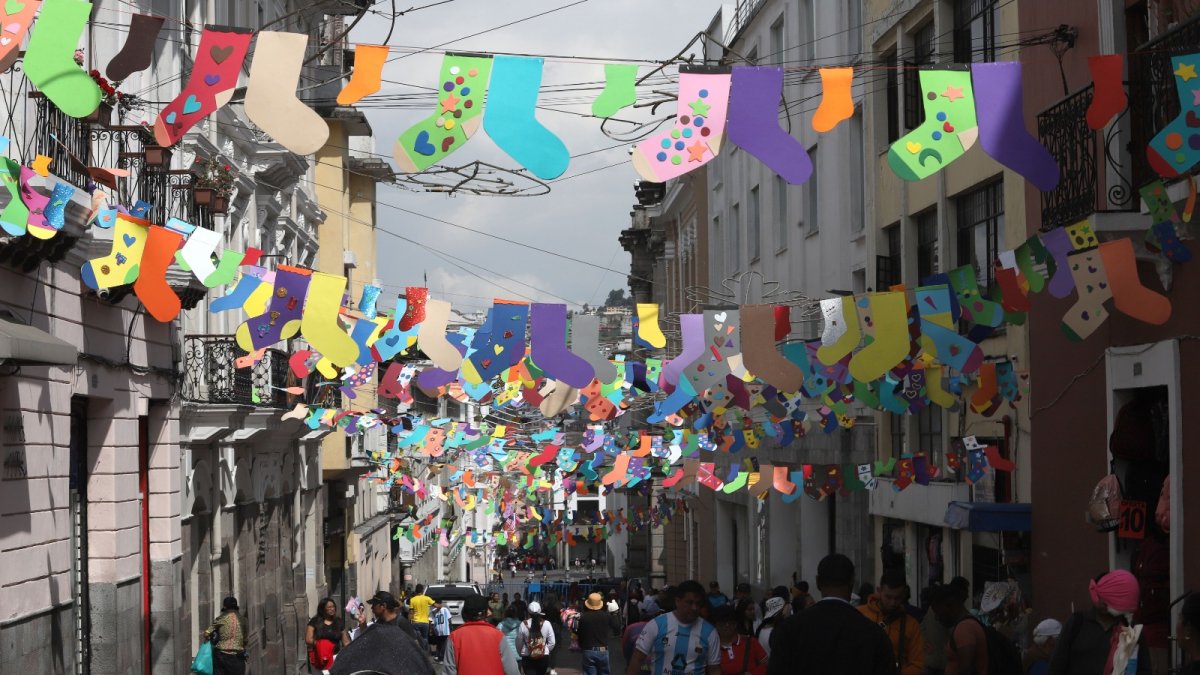 Un tramo de la calle Chile fue adornado con medias dispares como muestra de inclusión y respeto
