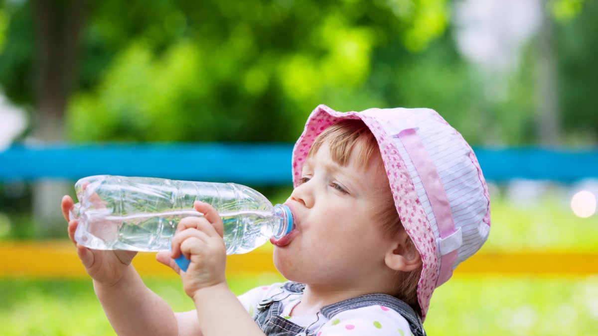 Ante los golpes de calor, procure que los menores beban gran cantidad de líquidos durante el día