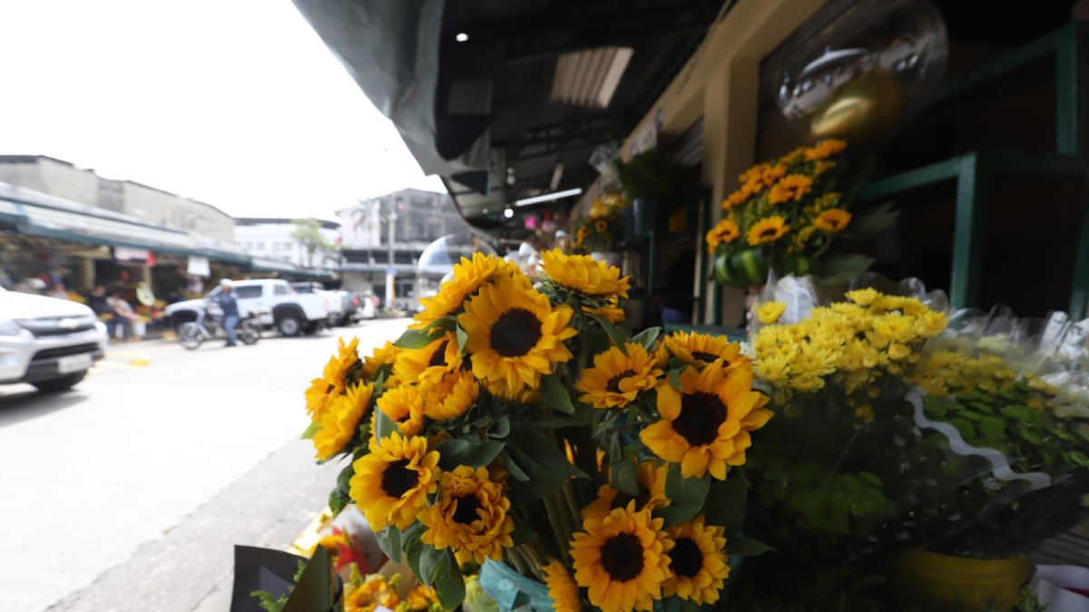 Las flores amarillas no faltaron en el mercado de las flores.