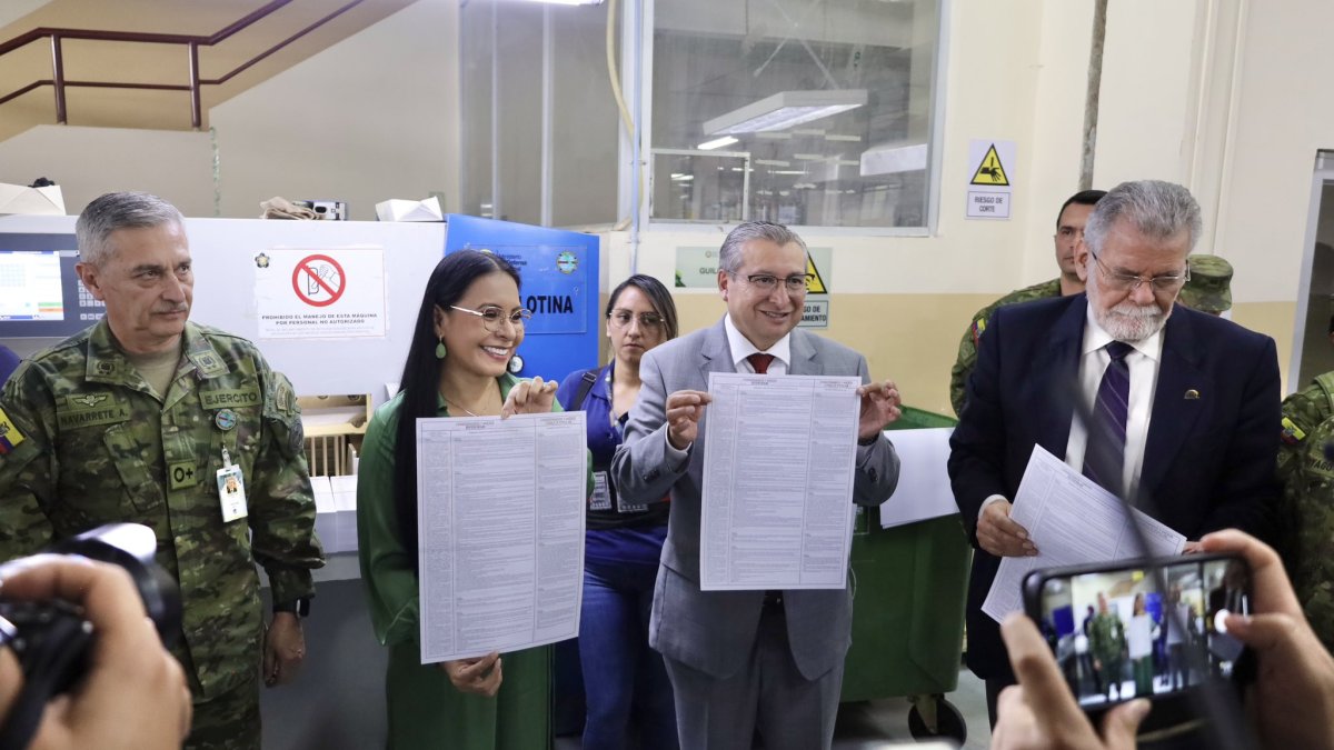 Los consejeros del CNE realizaron una visita al Instituto Geográfico Militar para conocer el estado de la impresión de papeletas.