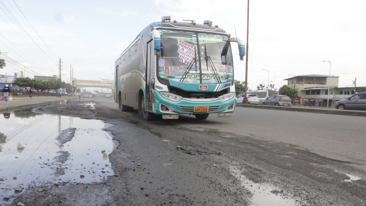 Daule. A diario transitan miles de vehículos livianos y pesados por la vía en mal estado.