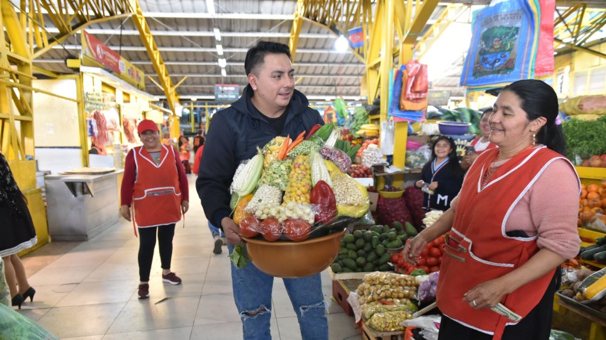 Los mercados municipales se han organizado para que los clientes se beneficien de combos completos para la Fanesca