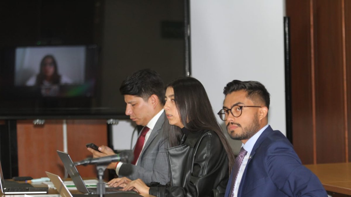 Diligencia. Diego Chimbo (i), abogado de Muentes, durante la audiencia de revisión de medidas.