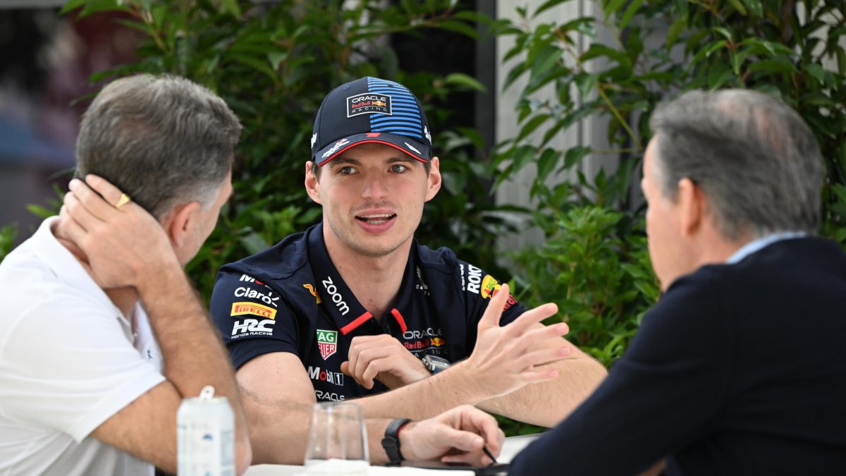 Max Verstappen terminó con los rumores de una posible salida de la escudería Red Bull.