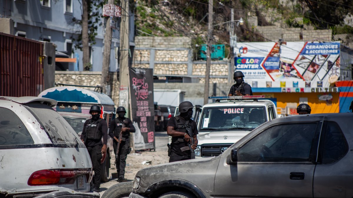 Policías patrullan este miércoles las calles de Puerto Príncipe (Haití). Al menos siete cadáveres aparecieron este miércoles en las calles de Petion-ville, en las colinas de la capital de Haití.