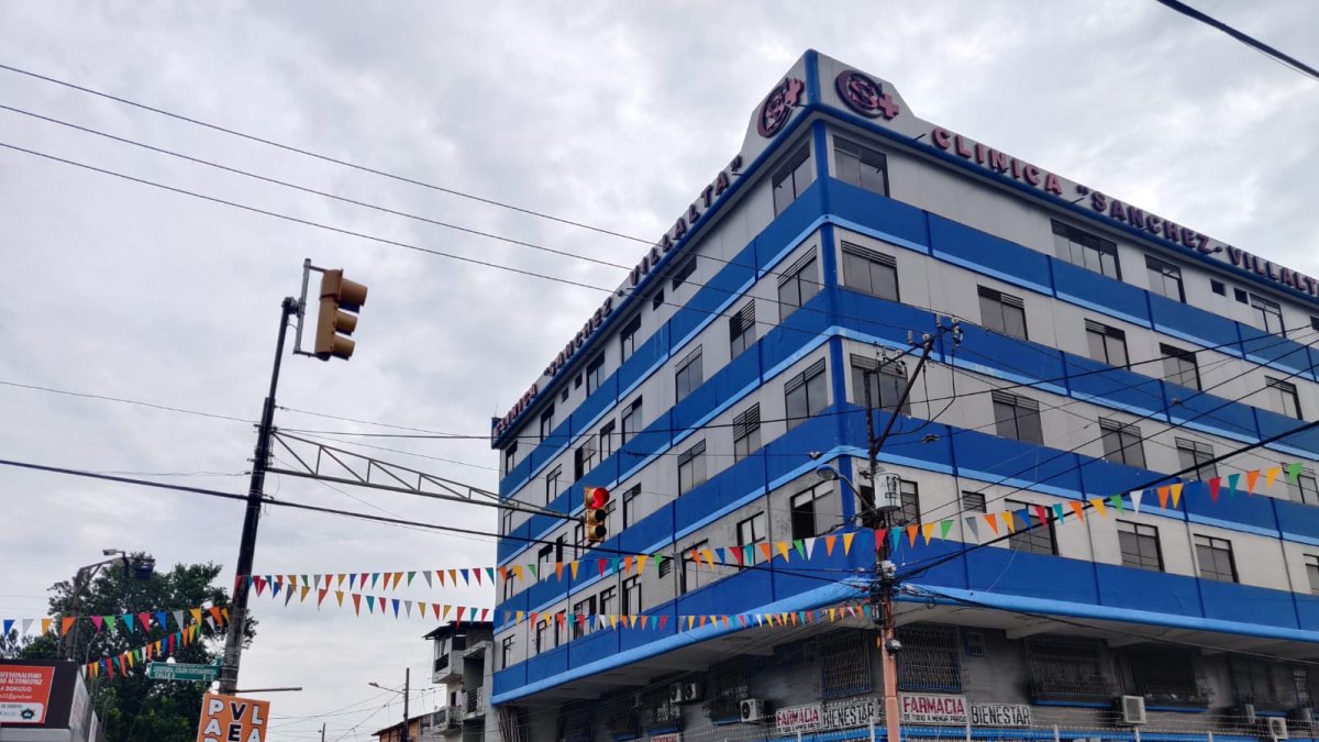 La mujer fue llevada a una clínica de Guayaquil luego de que sufriera el atentado.