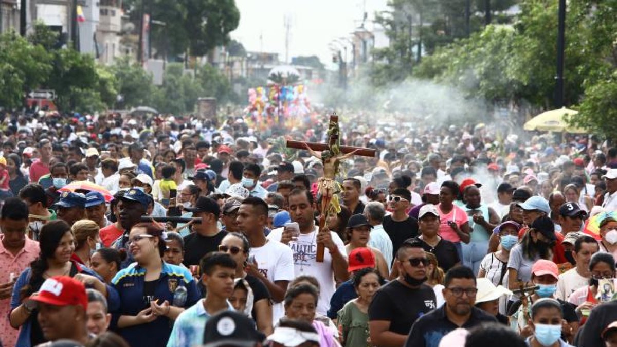 Miles de feligreses acuden cada Viernes Santo a la procesión del Cristo del Consuelo, en el suroeste de Guayaquil.
