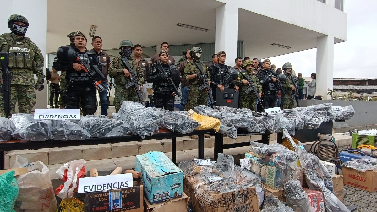 Más de 100 armas artesanales de diferente calibre fueron decomisadas en taller clandestino de Cuenca.
