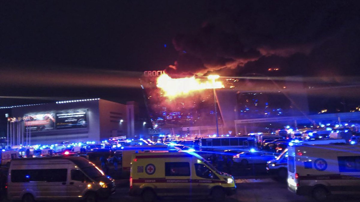 Las ambulancias llegan cerca de la sala de conciertos Crocus City Hall en llamas después de un tiroteo en Krasnogorsk, en las afueras de Moscú, Rusia, el 22 de marzo de 2024.