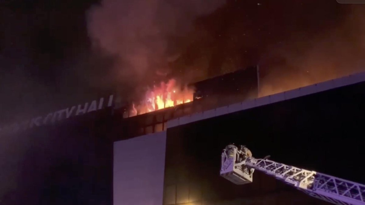 Una imagen fija tomada de un vídeo proporcionado por el Ministerio de Emergencias de Rusia muestra humo elevándose sobre la sala de conciertos Crocus City Hall en llamas tras un tiroteo en Krasnogorsk, en las afueras de Moscú.