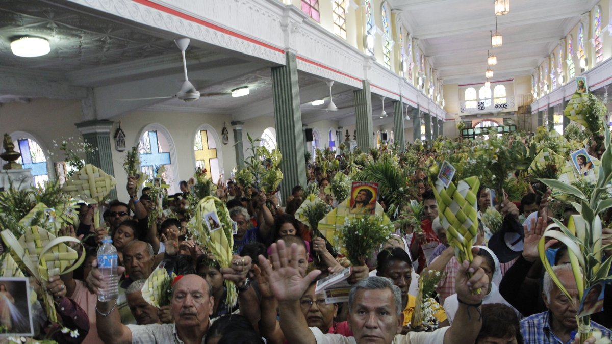Referencial. Cientos de ciudadanos se alistan para el  Domingo de Ramos.