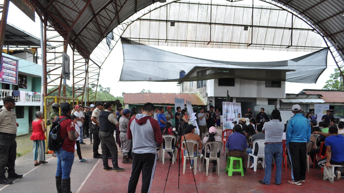 En la plaza central de Palo Quemado se realiza la consulta ambiental bajo un amplio resguardo policial.