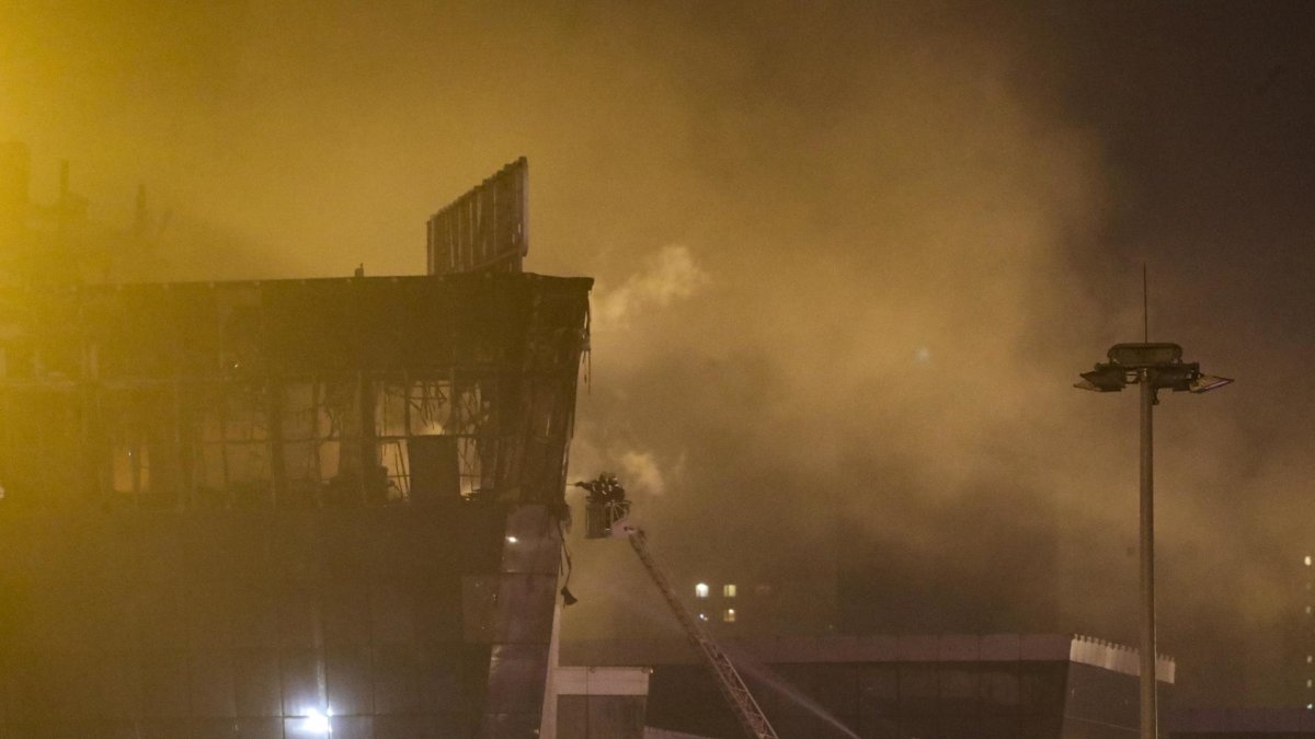 Los bomberos intentan extinguir un incendio en la sala de conciertos Crocus City Hall en llamas tras un tiroteo en Krasnogorsk, en las afueras de Moscú, Rusia.