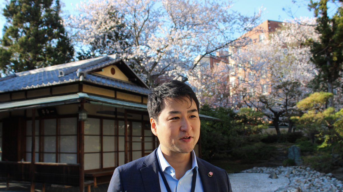 El segundo secretario de la embajada de Japón, Yuki Sugiyama, habla sobre el tema