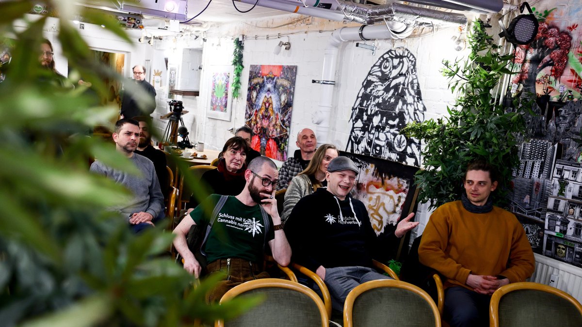 Un grupo de personas esperan en el Museo Hemp de Berlín la aprobación de la ley de legalización parcial del cannabis por parte del Bundesrat.