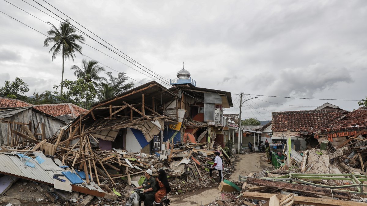 En la foto se muestran los daños causados por otro terremoto en Java (Indonesia) en noviembre de 2022.