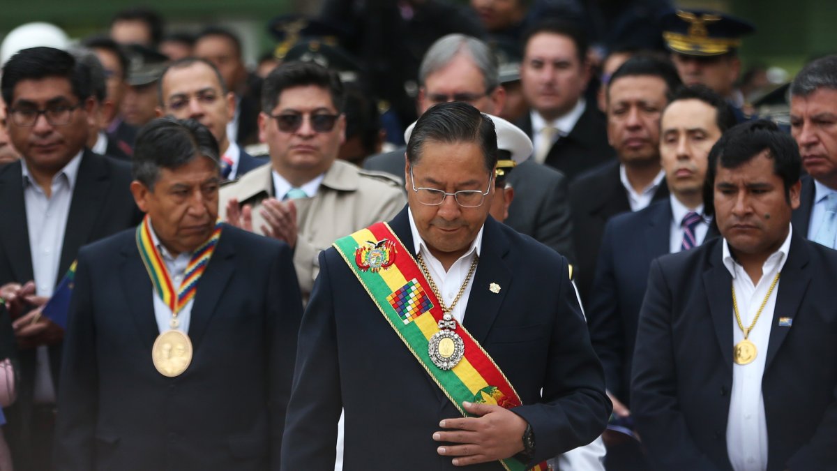 El presidente de Bolivia Luis Arce participa durante la conmemoración de los 145 años de la perdida del acceso al mar este viernes 22 de marzo de 2024, en La Paz (Bolivia).