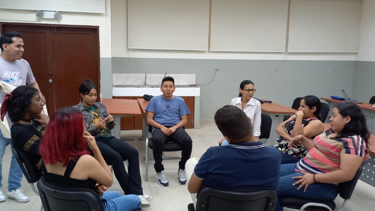 Preparación. En la UCSG se desarrollan talleres para tratar estudiantes con diversas necesidades educativas.