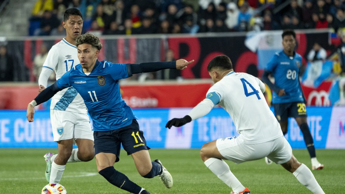 Jeremy Sarmiento (i), de Ecuador, disputa el balón con José Carlos Pinto, de Guatemala.