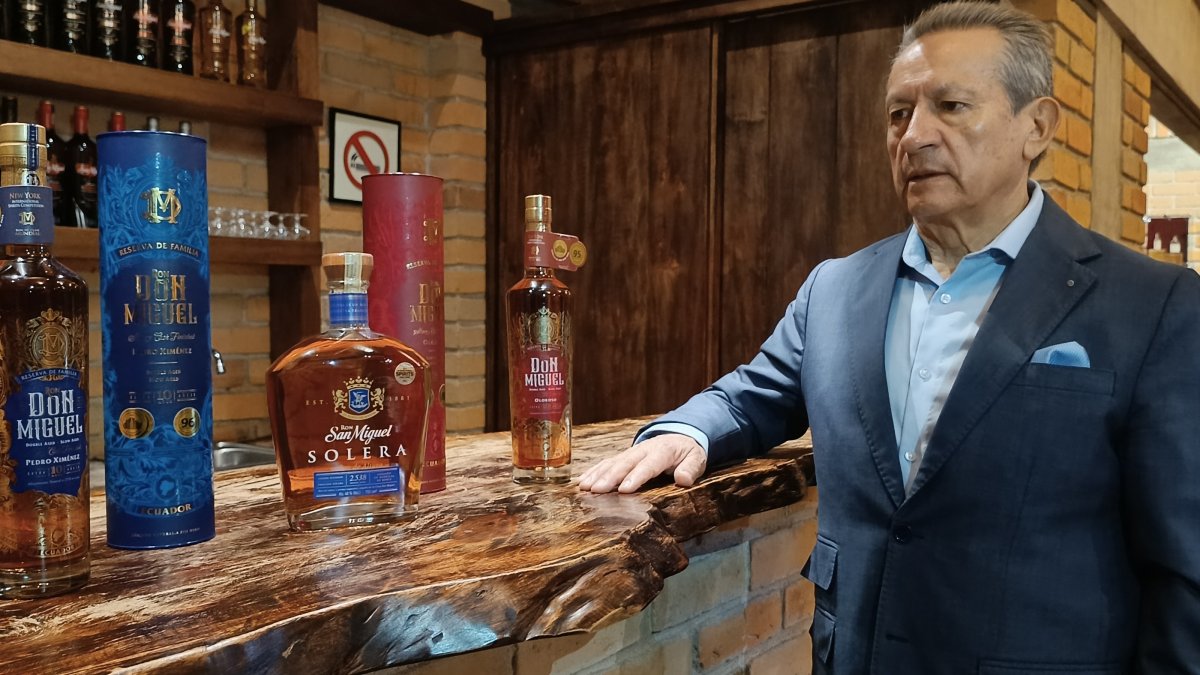 |Cava. Claudio Patiño, gerente de Licores San Miguel, mostró parte de las barricas de la industria