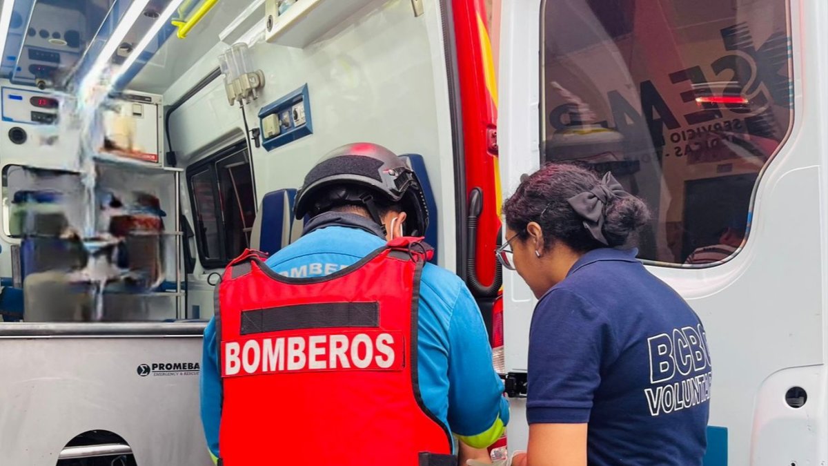 Paramédicos atendieron al ciudadano, la tarde de este viernes 22 de marzo.