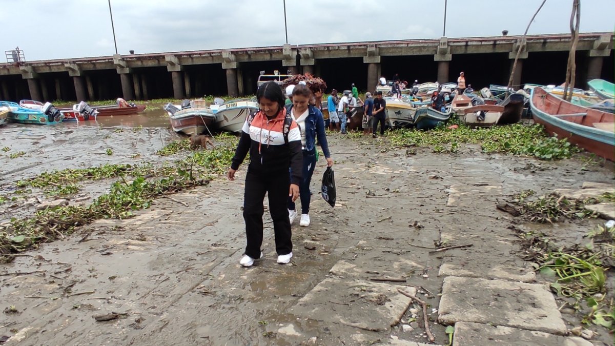 Panorama. Este muelle ubicado al fondo del mercado Caraguay está lleno de lodo. Es complicado cruzarlo sin resbalarse.