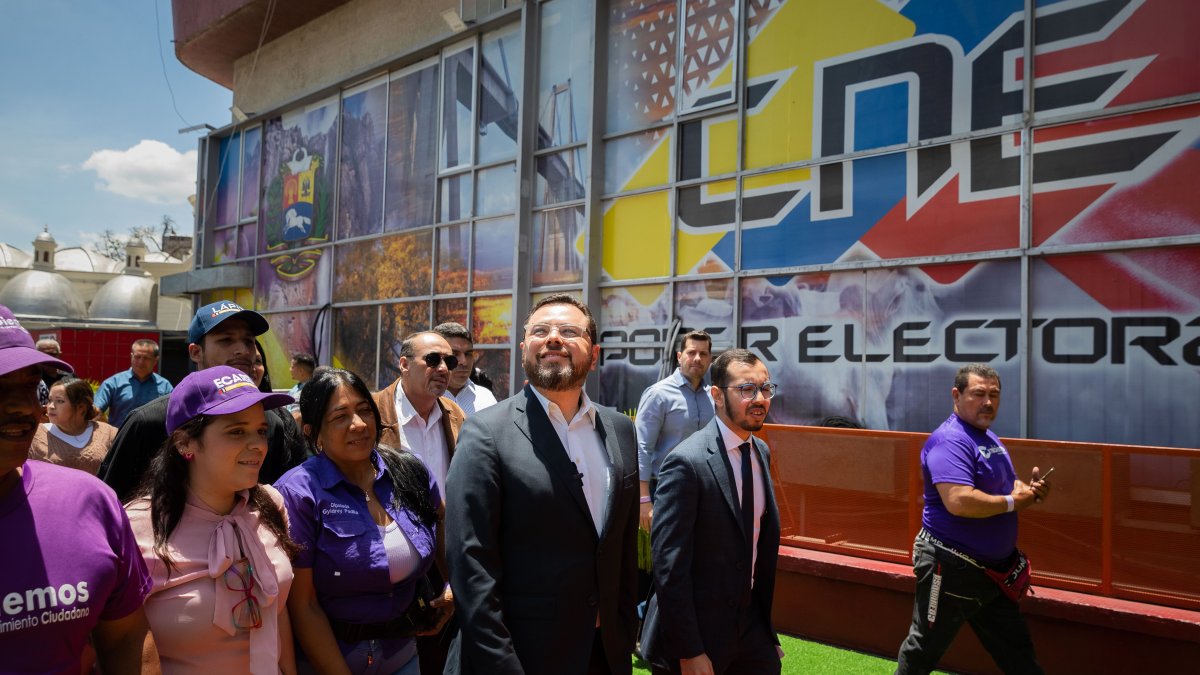 El opositor Antonio Ecarri (c), aspirante a la Presidencia de Venezuela, sale del Consejo Nacional Electoral (CNE) luego de inscribir su candidatura a las elecciones del 28 de julio de 2024.