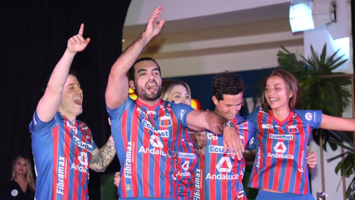 En el uniforme principal de Deportivo Quito se mantienen los colores azulgranas.