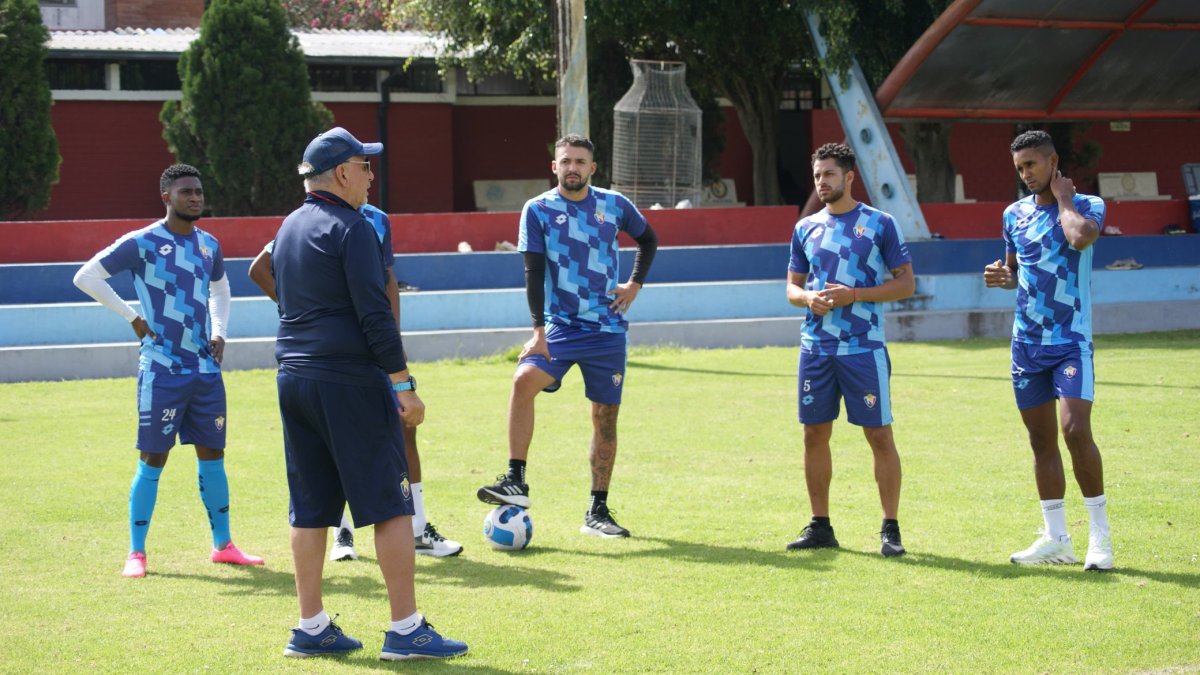 El entrenador Ever Hugo Almeida dialogó con varios de los refuerzos de El Nacional.