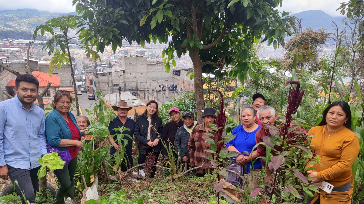 Vecinos participan de una minga en uno de los huertos comunitarios de La Lucha de Los Pobres, Quito.