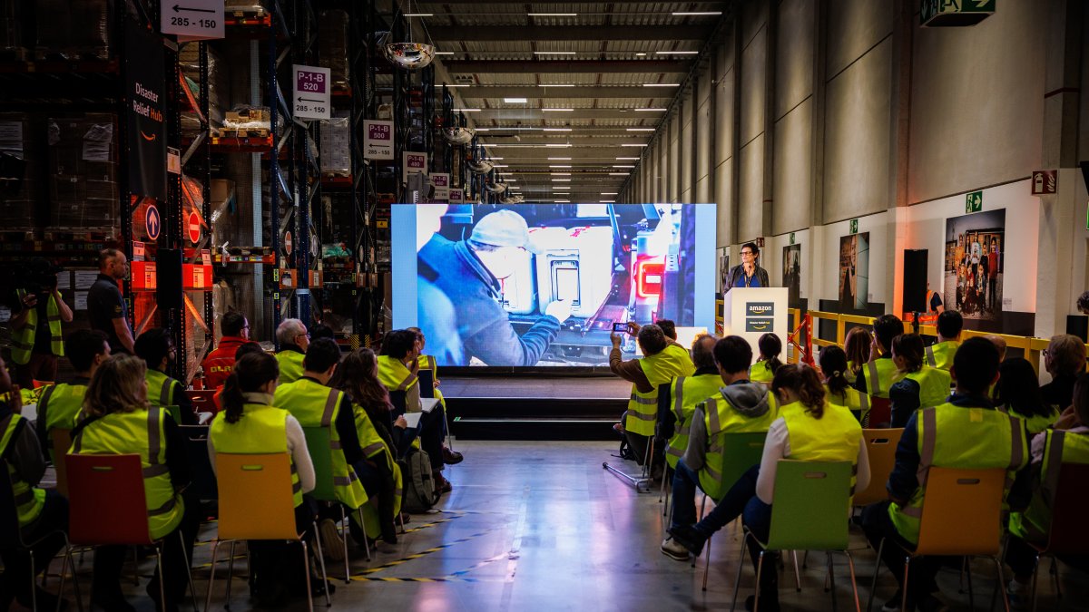 Amazon inauguró el  miércoles 13 de marzo de 2024 su primer Centro de Ayuda para Desastres Naturales en Europa.