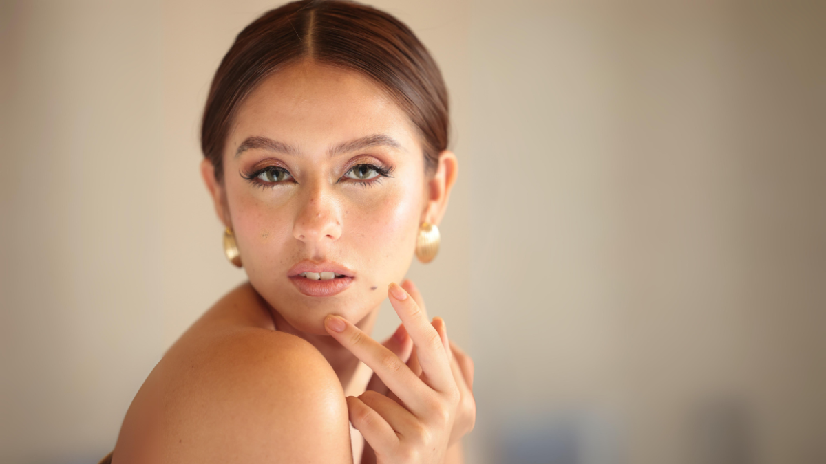 El clean girl es una tendencia de maquillaje y peinado que resalta los atritos naturales.