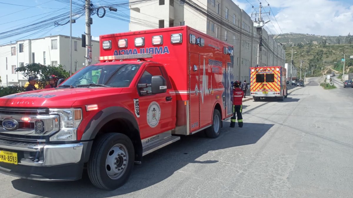 Imagen referencial. Los paramédicos de los Bomberos brindaron atención médica a los heridos por los siniestros en Quito.