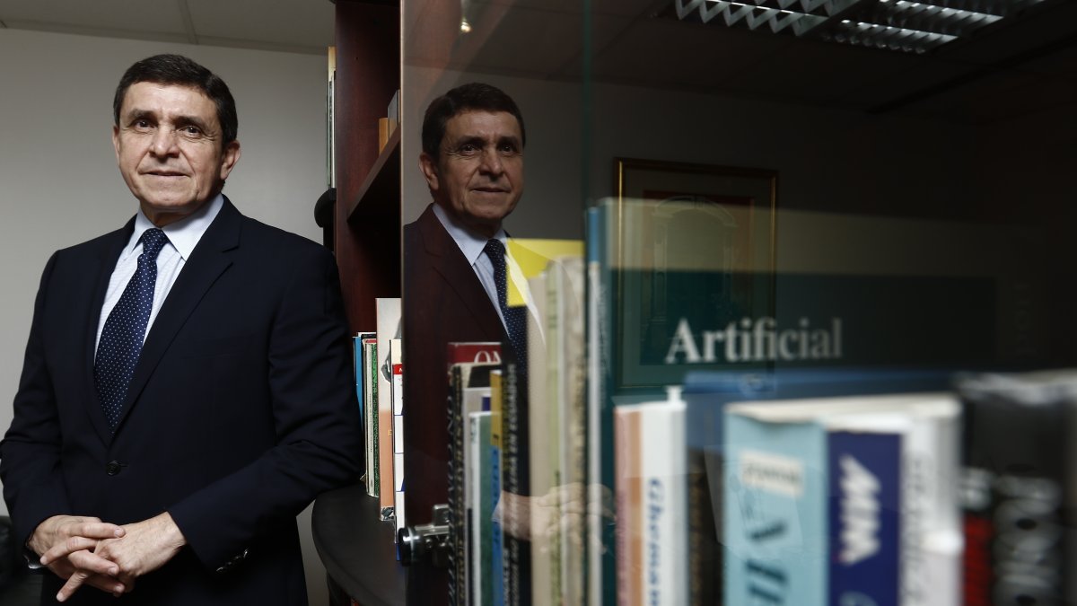 Es empresario, columnista de opinión y profesor universitario. Ha sido activista de la sociedad civil en causas comunitarias y es peregrino.