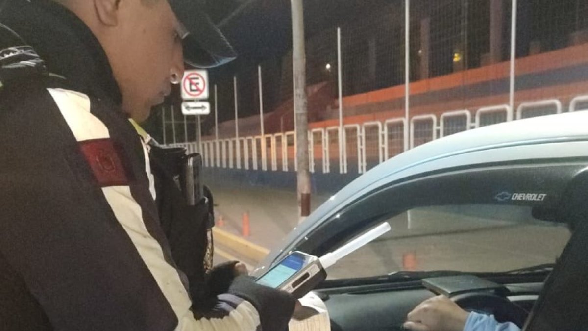 Uniformados de la AMT realizaron controles de consumo de alcohol a los conductores en Quito.