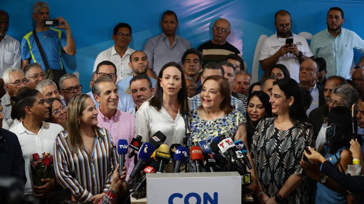 La líder antichavista María Corina Machado (izq.) presenta durante una rueda de prensa a la historiadora Corina Yoris (der.) como candidata para las elecciones presidenciales del próximo 28 de julio.
