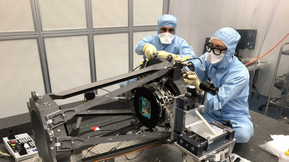 Imágenes del montaje del telescopio Euclid, lanzado al espacio el pasado 1 de julio.