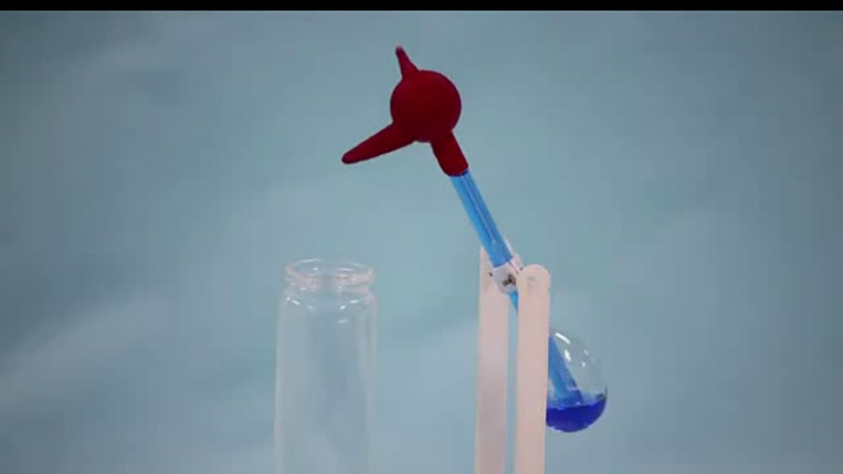 Generador de electricidad hidrovoltaico creado a partir del juguete del pájaro volador.