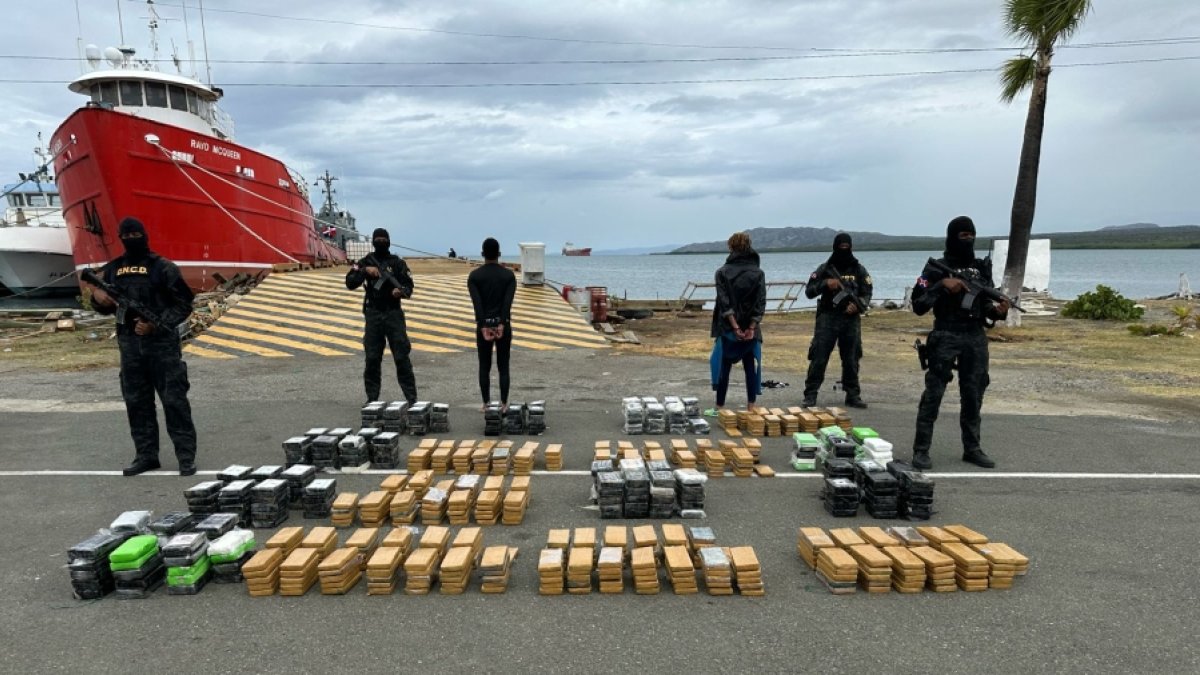 Agentes antinarcóticos junto al cargamento decomisado este sábado 23 de marzo.