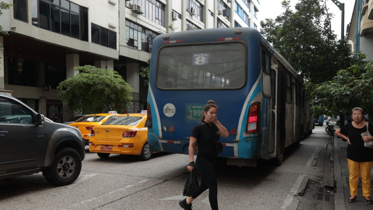 Guayaquil. En el centro de la ciudad, los buses son los que más contaminan. Las personas deben taparse la cara para evitar ser afectadas.