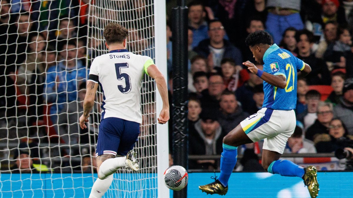 Endrick de Brasil anota el gol 0-1 durante el partido amistoso de fútbol internacional entre Inglaterra y Brasil.