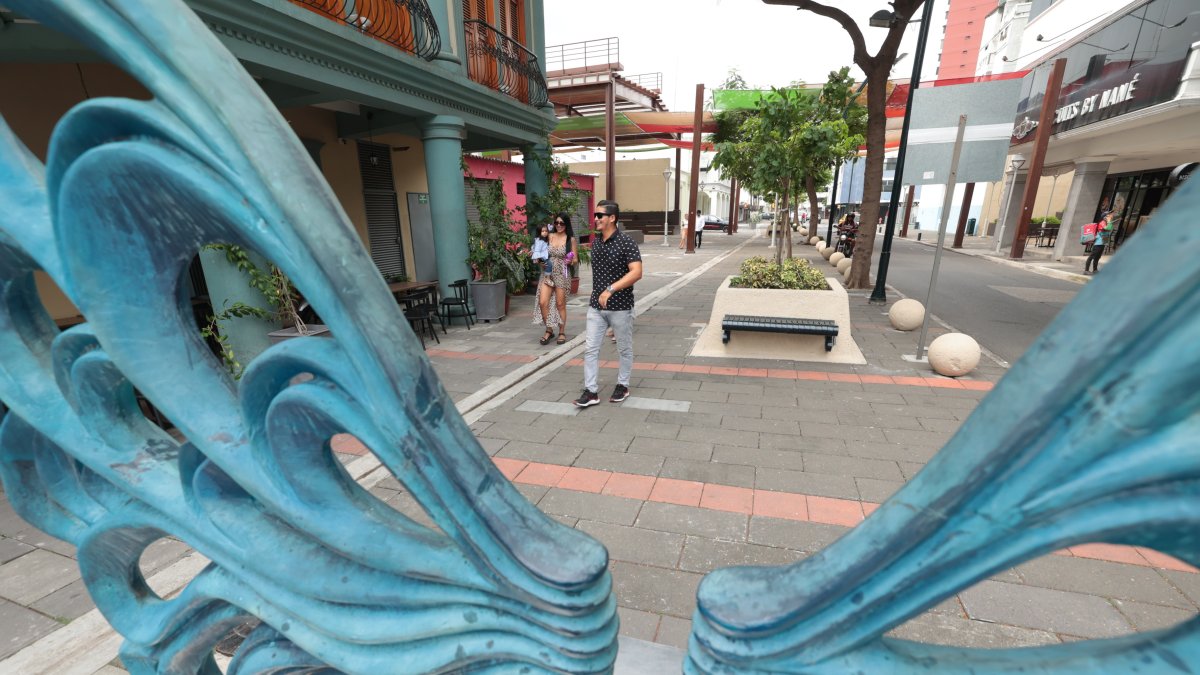 Entorno. Los negocios, sobre todo los de gastronomía, le dan dinamismo a la calle Panamá. A diario llegan familias y trabajadores de los alrededores a la vía, que tuvo una regeneración.