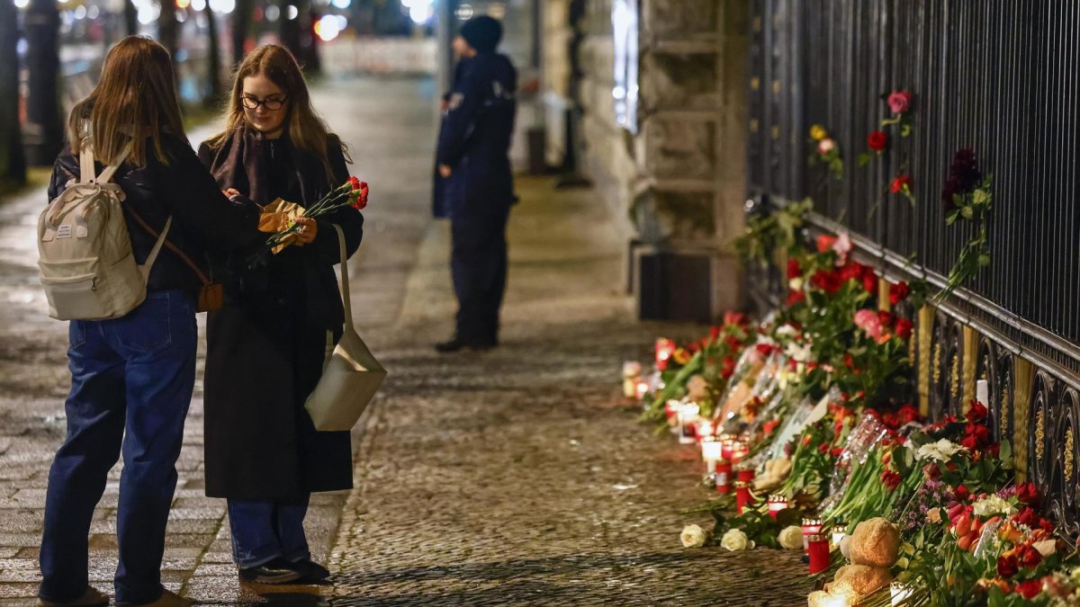 Ciudadanas rusas colocan flores en honor a las víctimas del ataque terrorista en una sala de conciertos, la noche del viernes 22 de marzo.