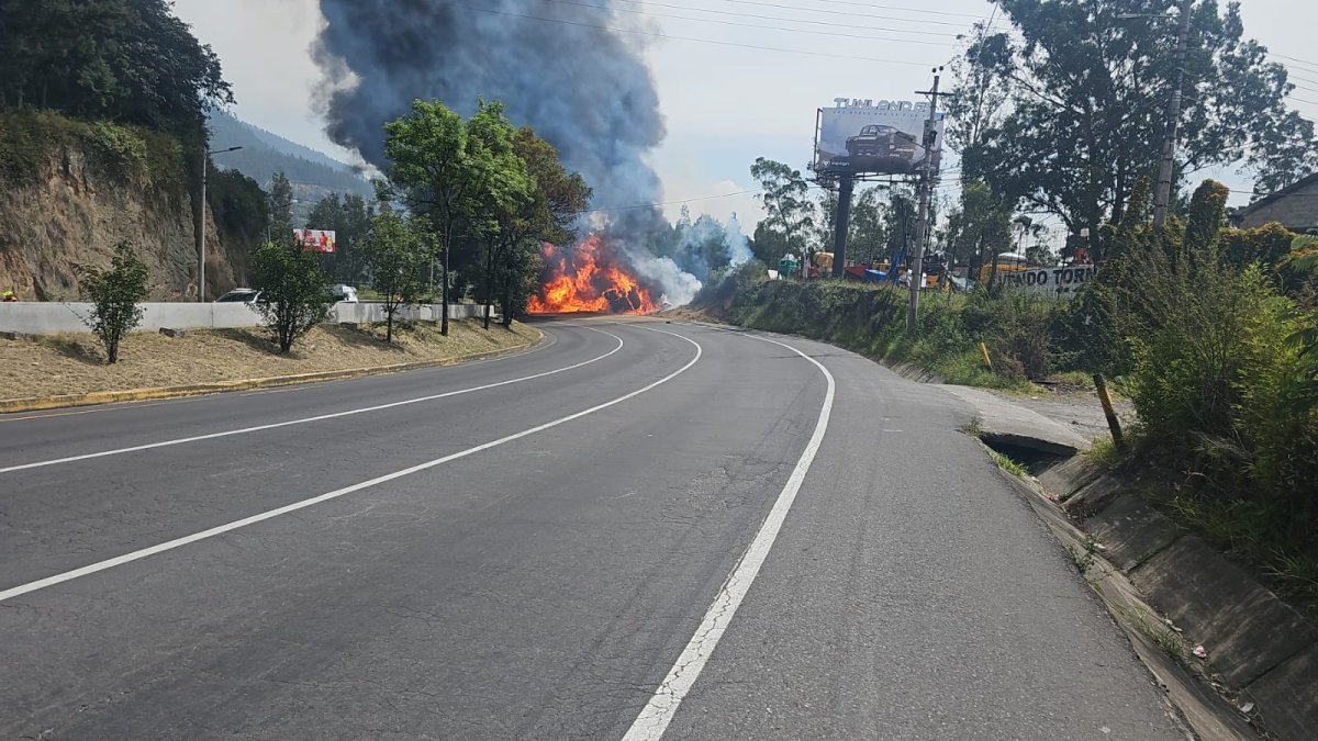Un tanquero se volcó e incendió en la avenida Simón Bolívar, a la altura de la Ruta Viva, nororiente de Quito.